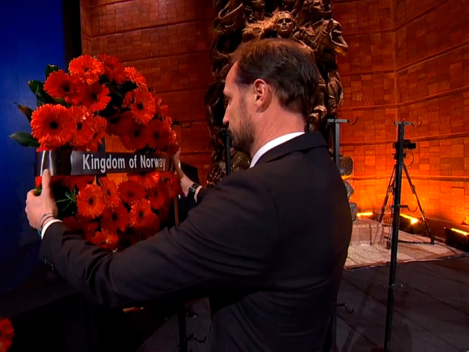 Kronprins Haakon plasserte Noregs krans framfor minnesmerket. (Foto: Yad Vashem)